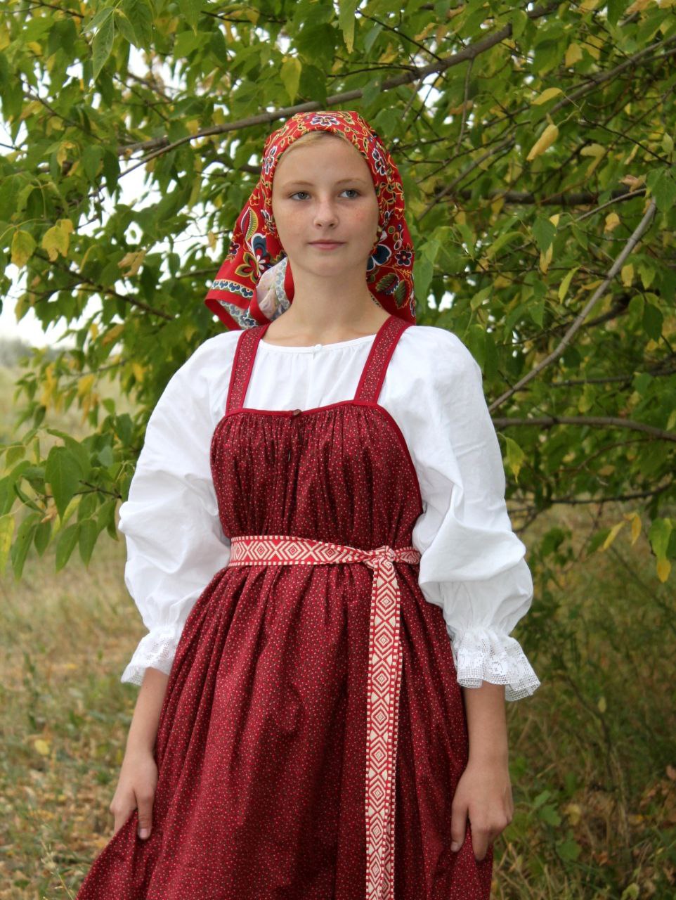 Девушка в русском сарафане