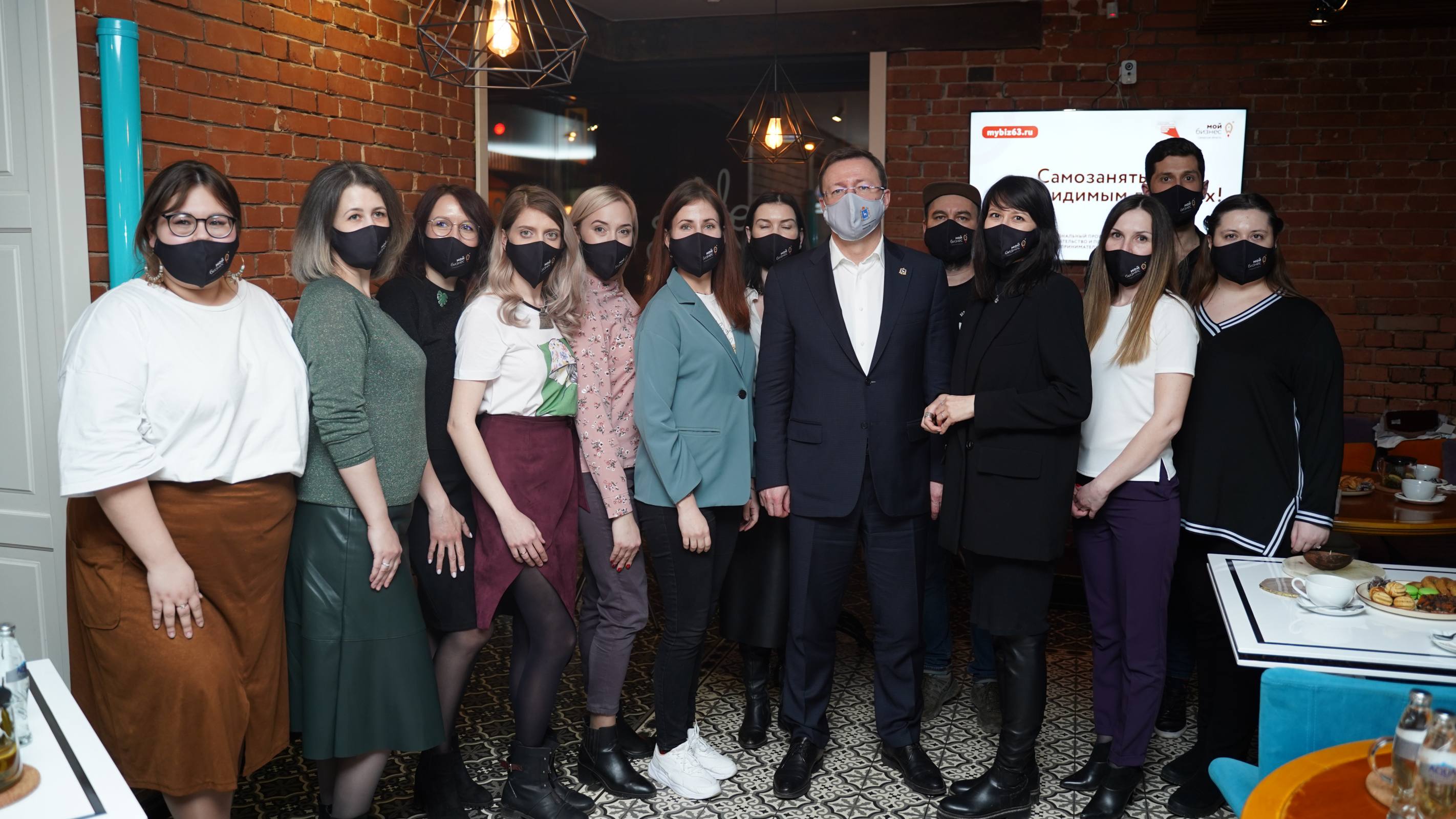 Самарский маркетплейс, грантовая поддержка, ремонт фасада «Дом 77»: губернатор Дмитрий Азаров ответил на вопросы самозанятых