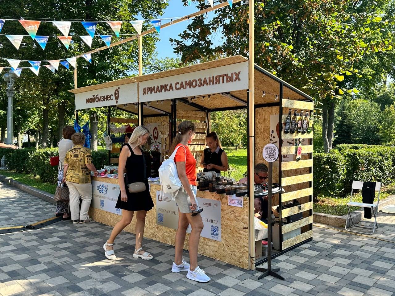 Маркет товаров региональных производителей на ежегодном фестивале набережных ВолгаФест 2024
