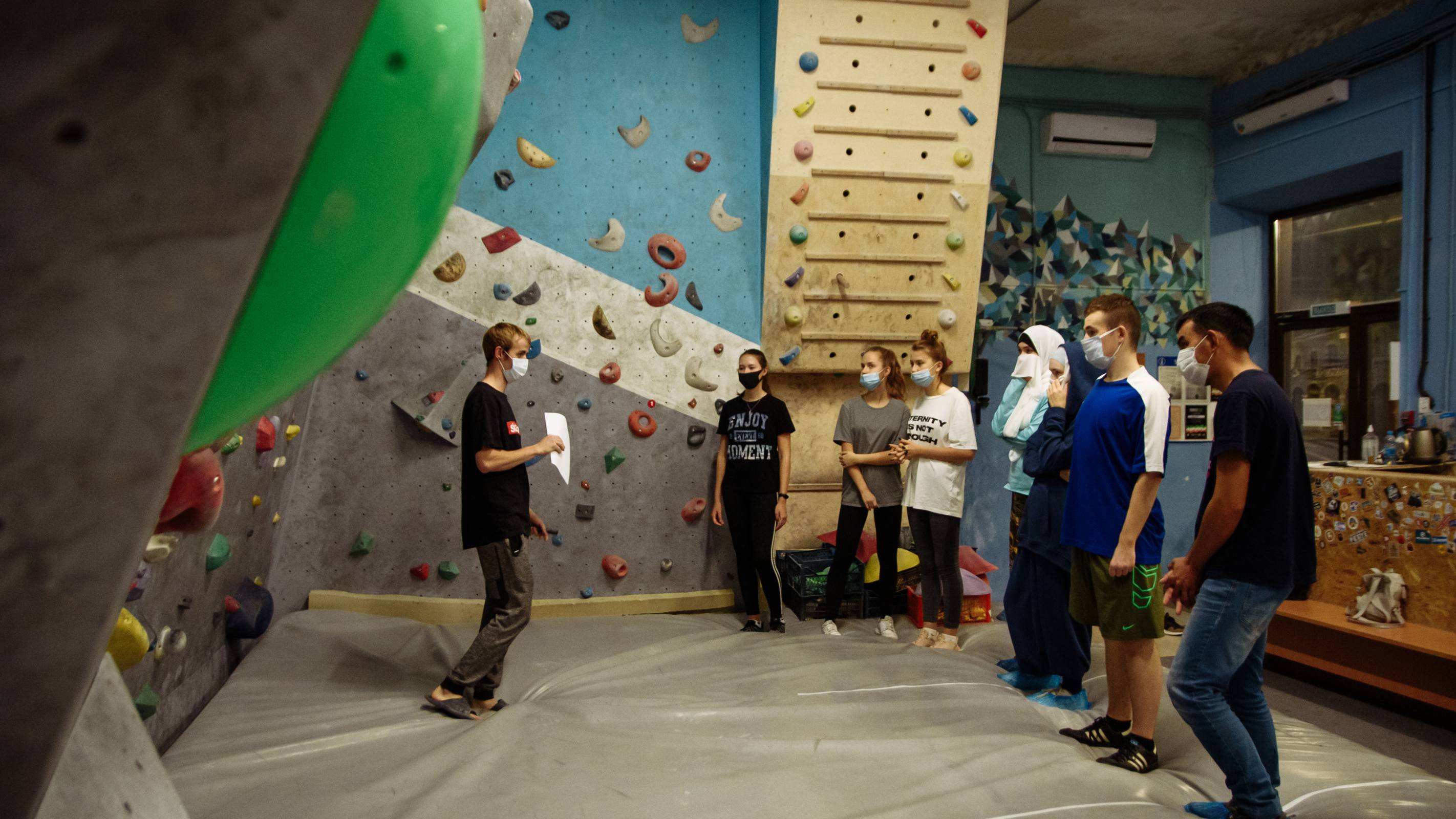 Бизнес на стыке спорта и развлечений: начинающие предприниматели познакомились с работой скаладрома «На пределе»